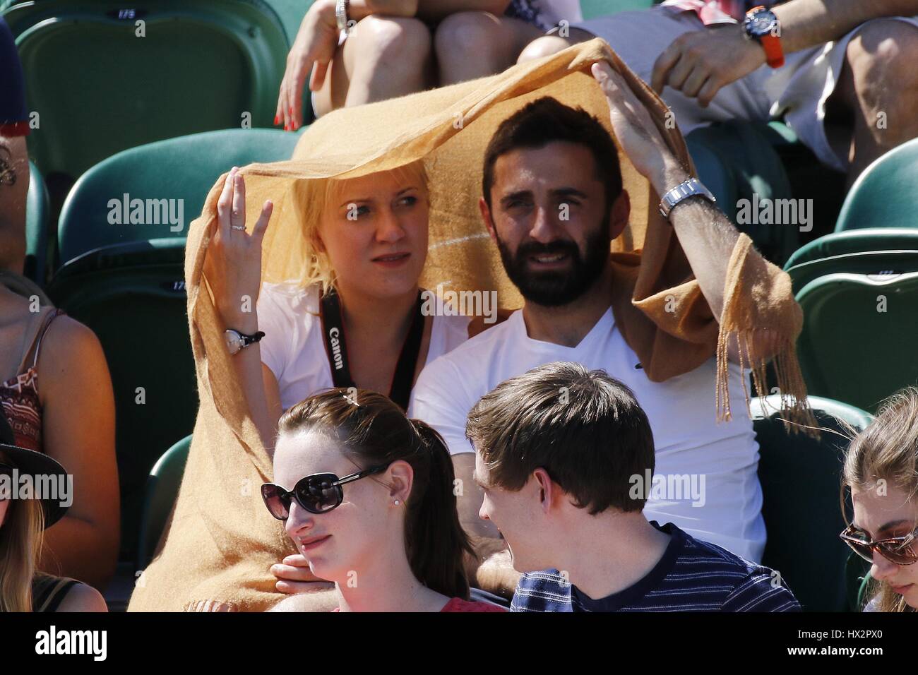 WIMBLEDON FOLLA PROTEGGERE THEMSE i campionati di Wimbledon 20 All England Tennis Club Wimbledon Londra Inghilterra 30 Giugno 20 Foto Stock