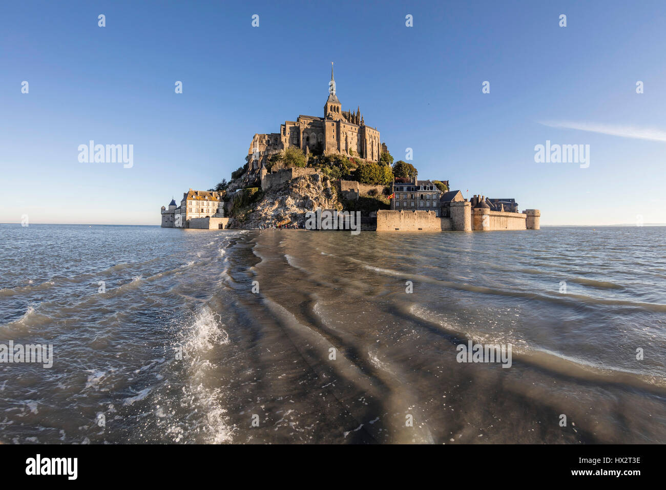 Mont Saint Michel (Saint Michael Mount), Normandia, a nord-ovest della Francia: equinoxial marea Foto Stock