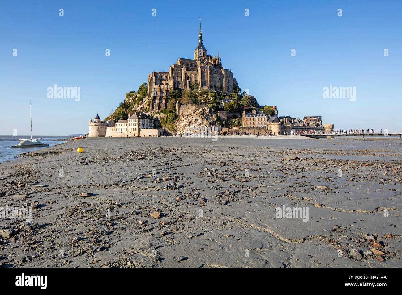 Mont Saint Michel (Saint Michael Mount), Normandia, a nord-ovest della Francia: il monte a bassa marea Foto Stock