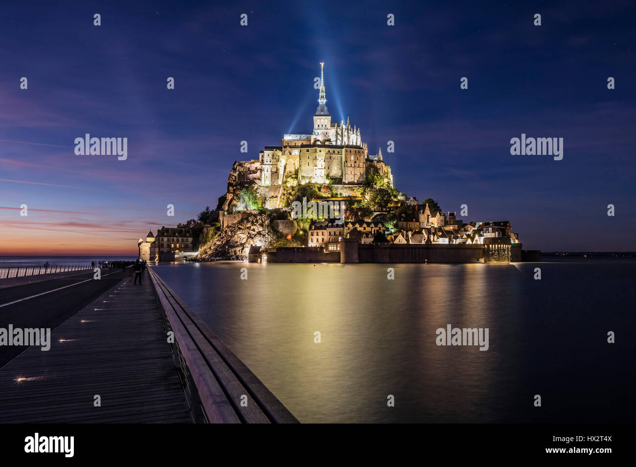 Mont Saint Michel (Saint Michael Mount), Normandia, a nord-ovest della Francia: il monte visto a bassa marea di sera Foto Stock