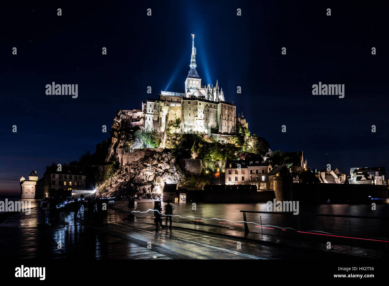 Mont Saint Michel (Saint Michael Mount), Normandia, a nord-ovest della Francia: il monte visto a bassa marea di sera Foto Stock