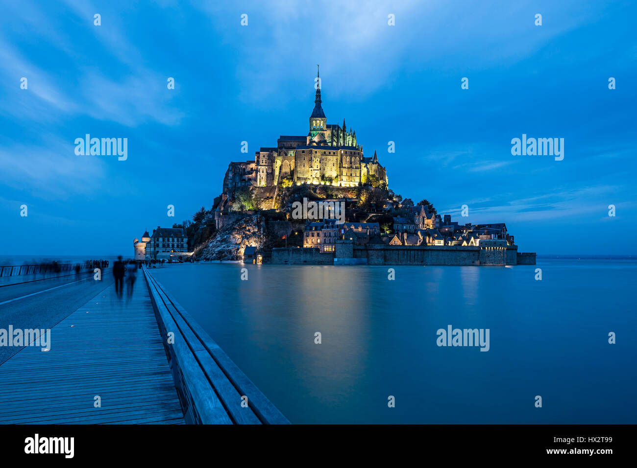 Mont Saint Michel (Saint Michael Mount), Normandia, a nord-ovest della Francia: il monte visto a bassa marea di sera Foto Stock