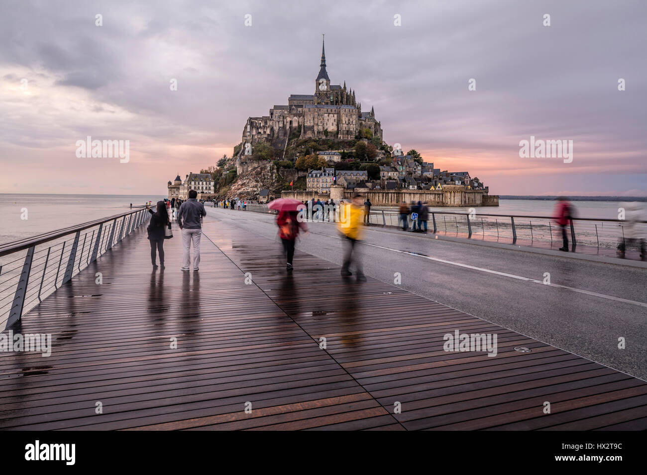 Mont Saint Michel (Saint Michael Mount), Normandia, a nord-ovest della Francia: il monte visto a bassa marea di sera Foto Stock