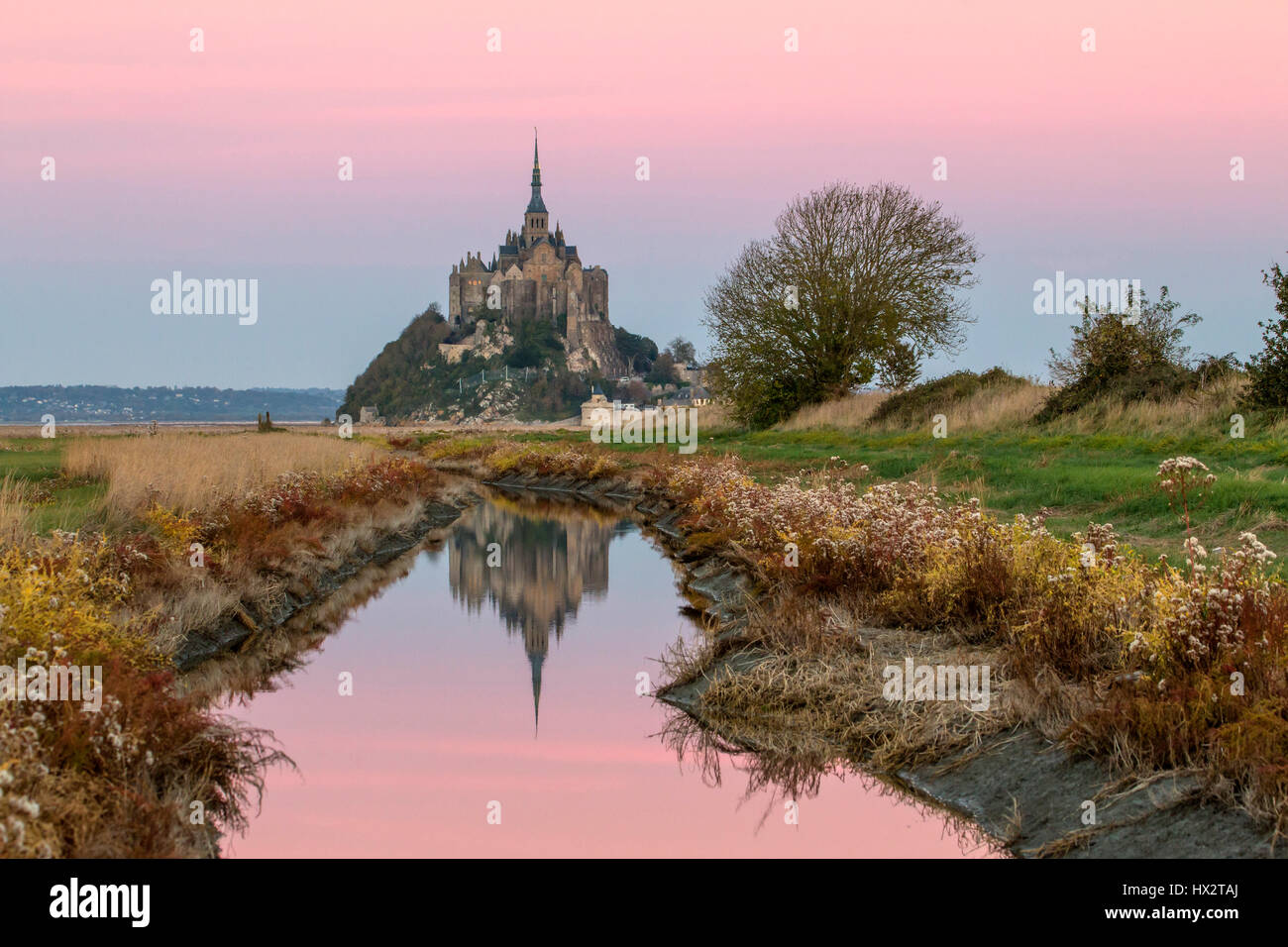 Mont Saint Michel (Saint Michael Mount), Normandia, a nord-ovest della Francia: il monte visto dal Salt Marshes in autunno Foto Stock