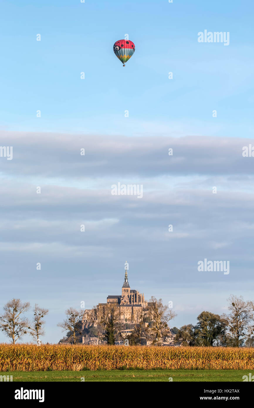 Mont Saint Michel (Saint Michael Mount), Normandia, a nord-ovest della Francia: mongolfiera volare sopra il monte Foto Stock
