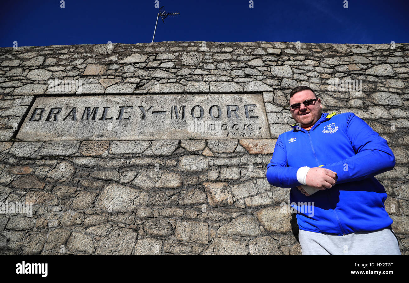 Un ventilatore di Everton pone accanto alla Bramley Moore segno del dock di Liverpool, il sito proposto di Everton del nuovo stadio. Foto Stock