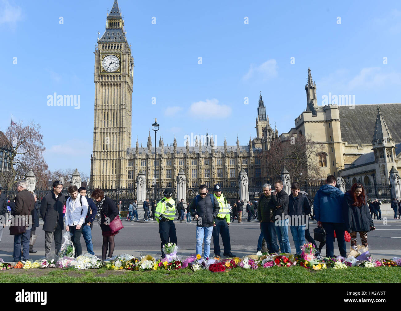 La polizia si unirà al pubblico nel guardare i fiori in Piazza del Parlamento al di fuori delle Camere del Parlamento nel centro di Londra, poiché sono stati effettuati altri due "arresti significativi" in relazione all'attacco di Westminster, ha detto la polizia. Foto Stock