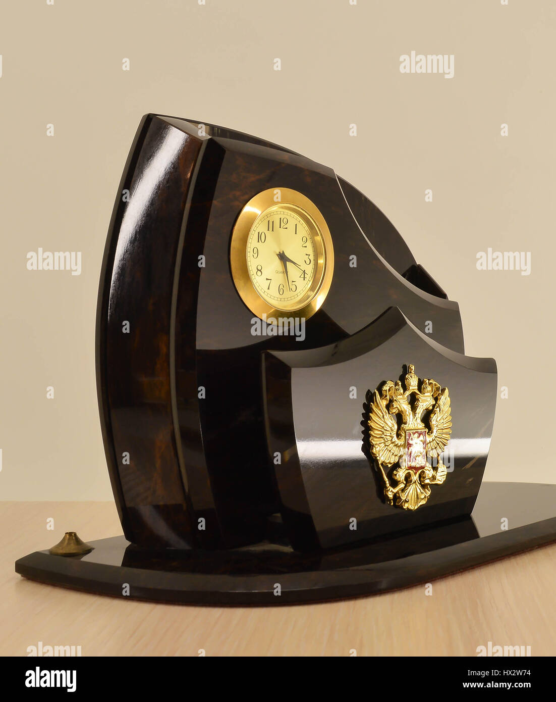Stand realizzato in marmo per la carta con orologio meccanico Foto Stock