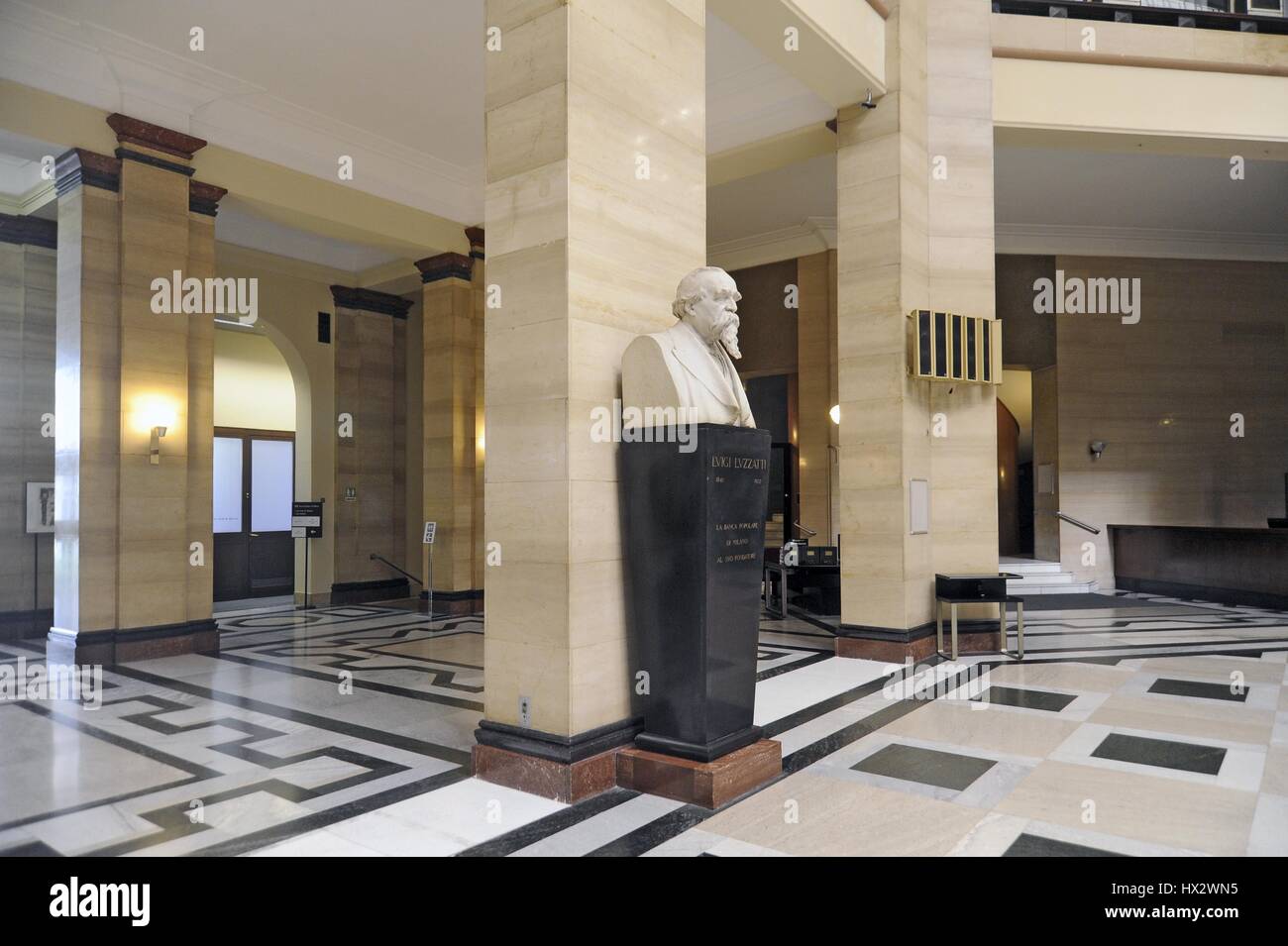 Milano Italia La Sala Della Banca Popolare Di Milano La Sede Centrale In Piazza Meda Foto Stock Alamy