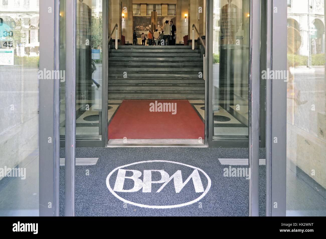 Milano (Italia), la sala della Banca Popolare di Milano la sede centrale in  Piazza Meda Foto stock - Alamy