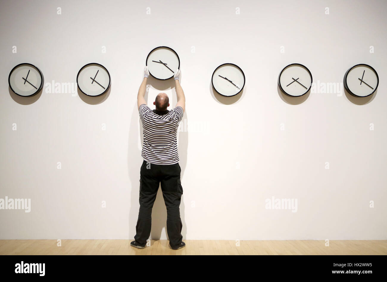 Galleria PABEST tecnico Tommy Stuart cambia una serie di nove orologi che indicano il tempo su tutti i pianeti nel nostro sistema solare (inclusa la Terra alla Luna che è parte del 'tra i pali e maree' Exhibition presso l Università di Edimburgo di Talbot Rice Gallery, che durerà fino al 6 maggio. Foto Stock