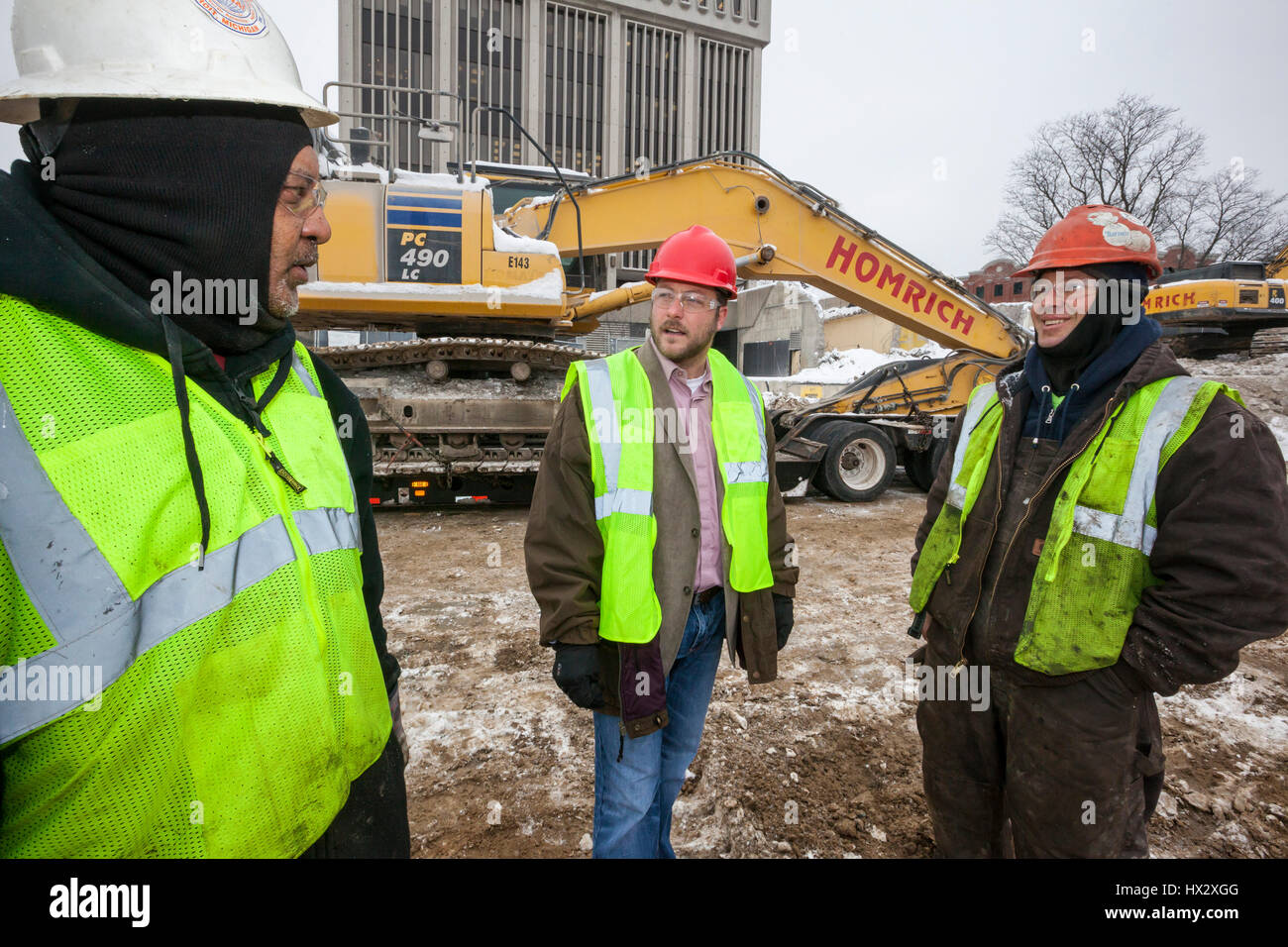 Mt. Clemens, Michigan - Scott Homrich (centro), Vice Presidente di stimare per Homrich, una demolizione contraente, parla ai suoi lavoratori presso il sito di Foto Stock