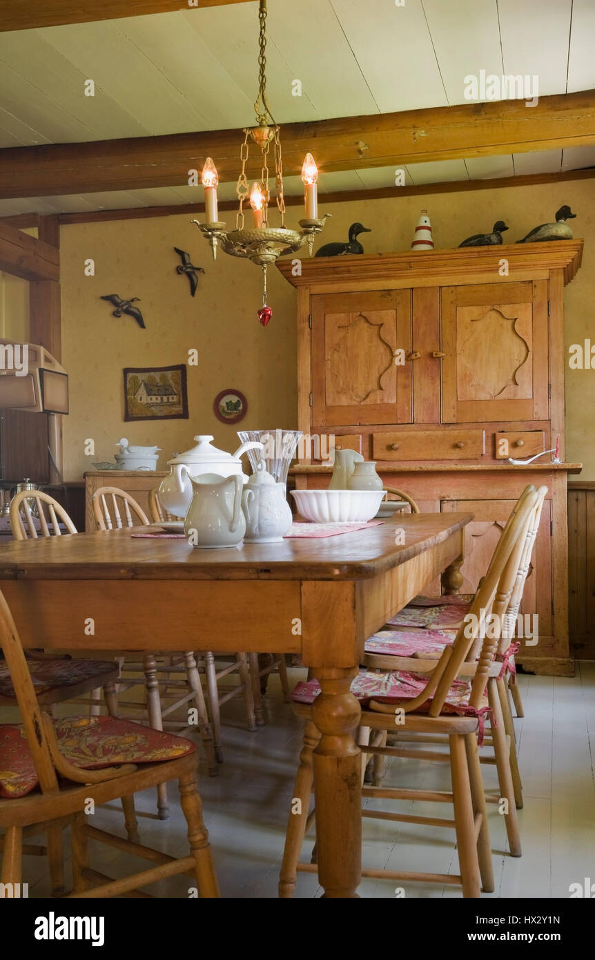 Tavolo antico, sedie e la credenza nella sala da pranzo del 1741 vecchia casa interni. Foto Stock