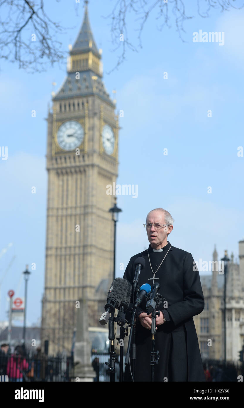 L Arcivescovo di Canterbury, la maggior parte don Justin Welby parlando dopo una veglia fuori l'Abbazia di Westminster, Londra, per le vittime del terrore di Westminster attacco. Foto Stock