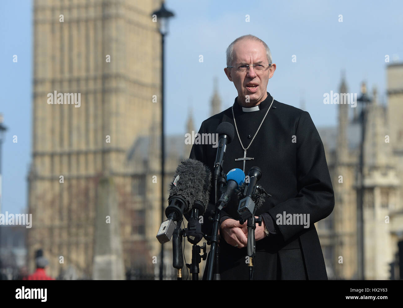 L Arcivescovo di Canterbury, la maggior parte don Justin Welby parlando dopo una veglia fuori l'Abbazia di Westminster, Londra, per le vittime del terrore di Westminster attacco. Foto Stock