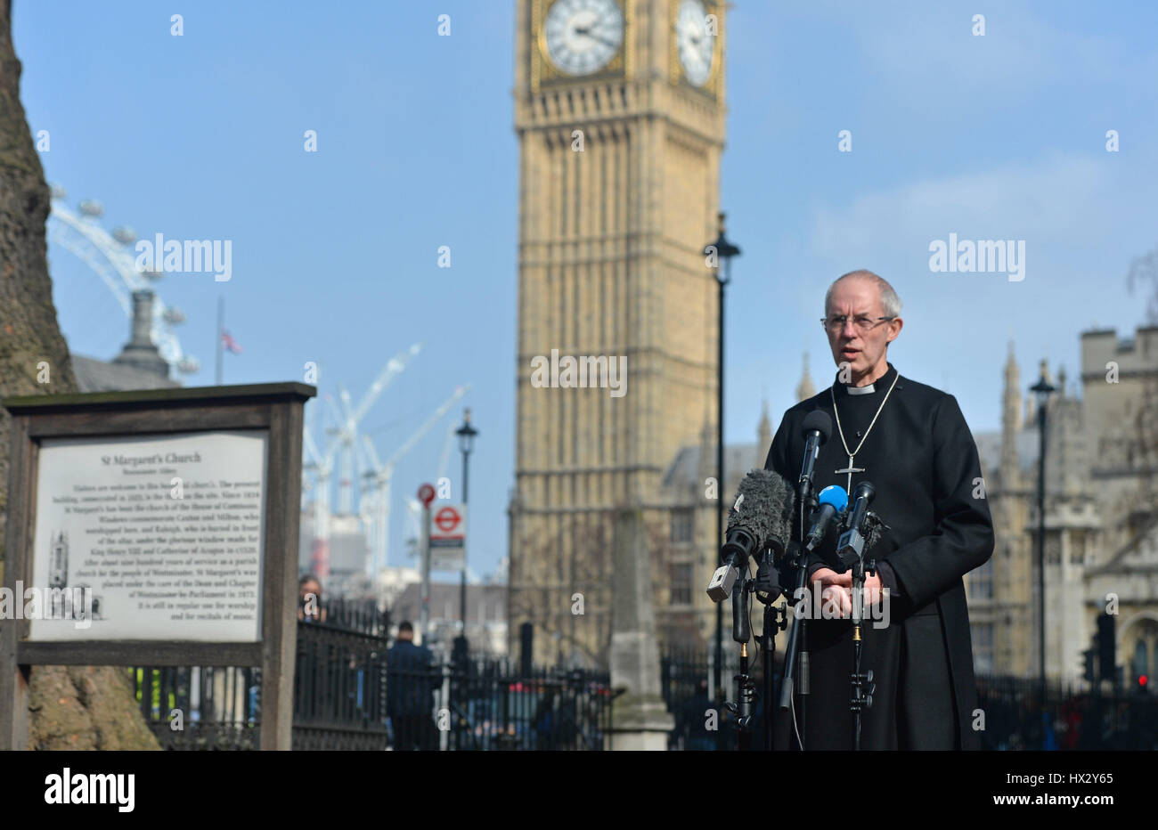 L Arcivescovo di Canterbury, la maggior parte don Justin Welby parlando dopo una veglia fuori l'Abbazia di Westminster, Londra, per le vittime del terrore di Westminster attacco. Foto Stock