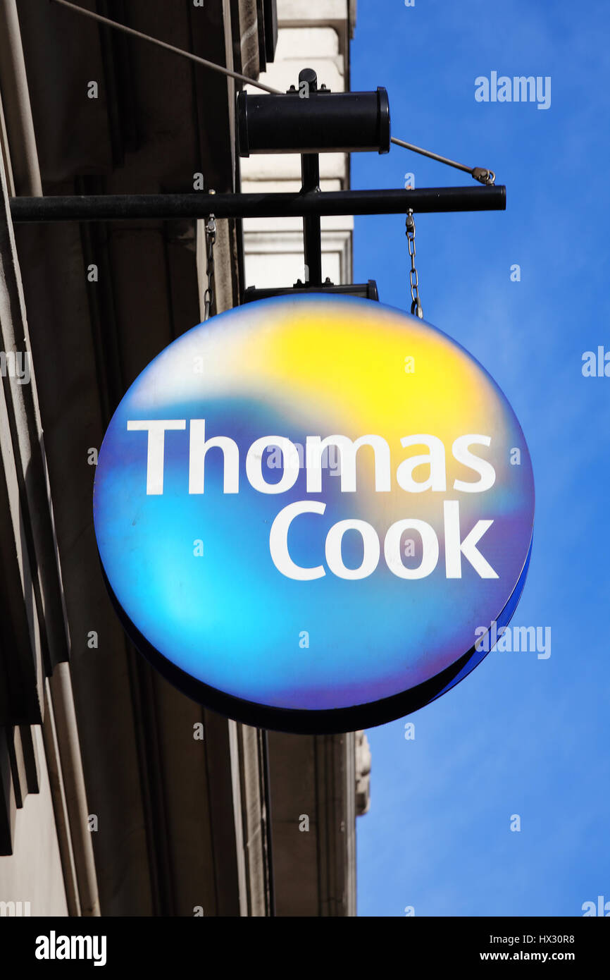 Londra, UK, 27 Febbraio 2011 : Thomas Cook logo pubblicità segno al di fuori della sua agenzia di viaggi store a Marble Arch, Oxford Street Foto Stock