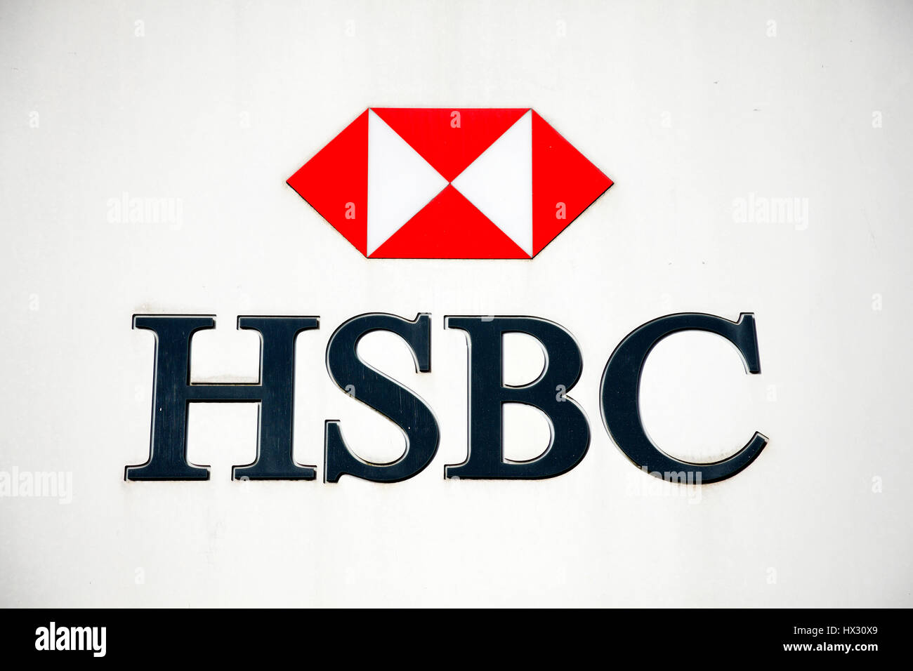 Carmarthen, Wales, Regno Unito, ottobre 22, 2016 : HSBC Bank pubblicità segno al di fuori della loro filiale in Lammas Street Foto Stock