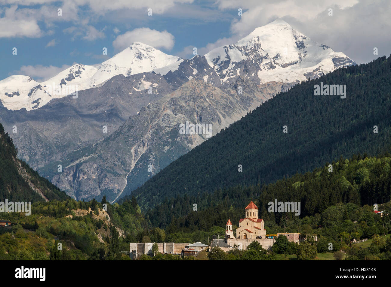 Chiesa in Mestia, Georgia con lui montagne del Caucaso in background. Foto Stock