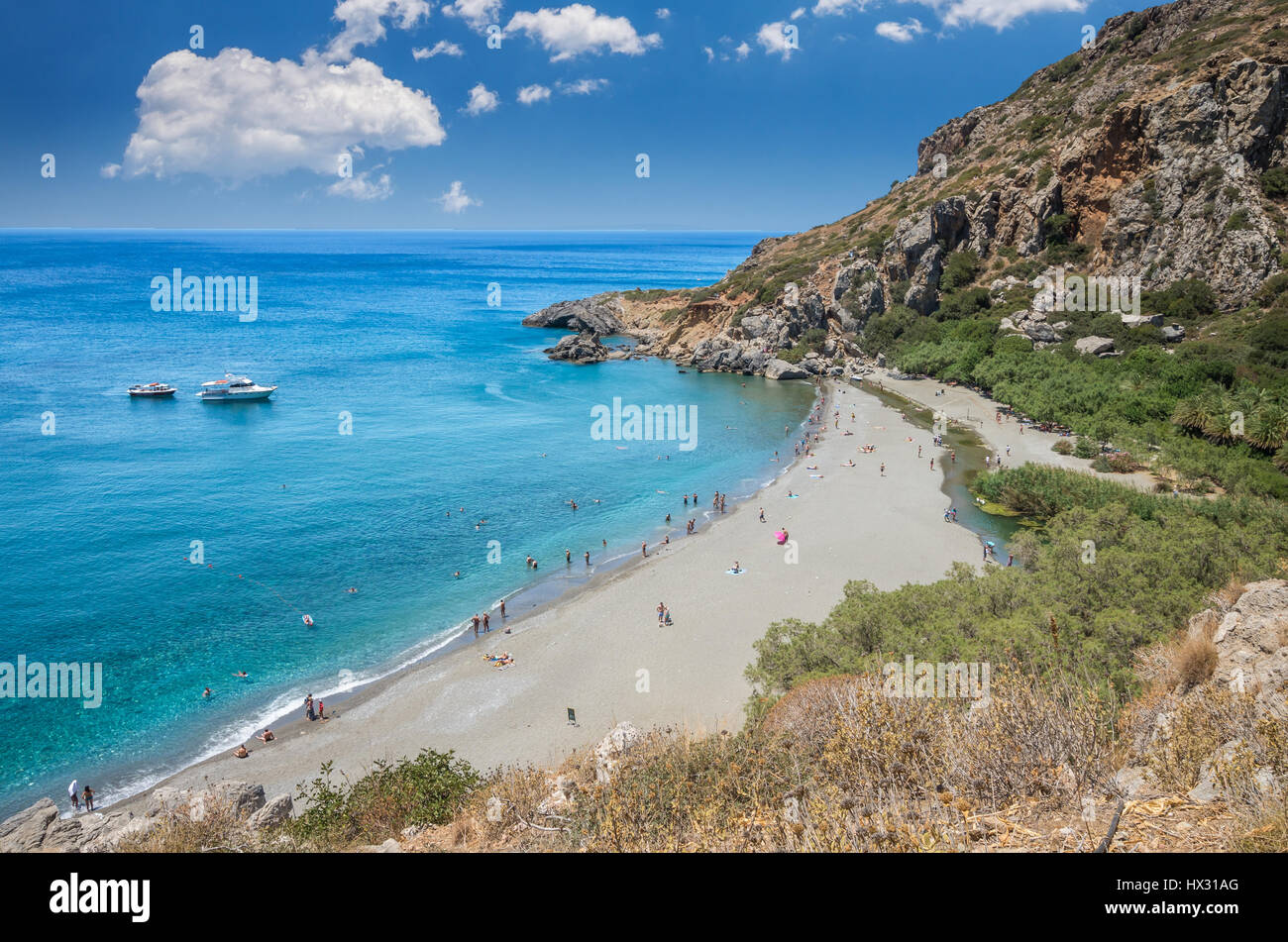 Preveli Beach a Creta, Grecia. Vi è una foresta di palme e un fiume dentro la gola vicino a questa spiaggia. Foto Stock