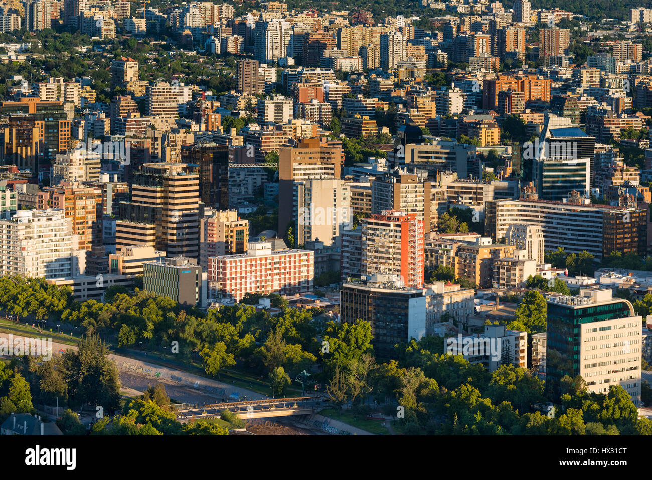 Santiago, Regione Metropolitana, Cile - Vista degli edifici al quartiere Providencia, la parte più densa della città con residenziali Foto Stock