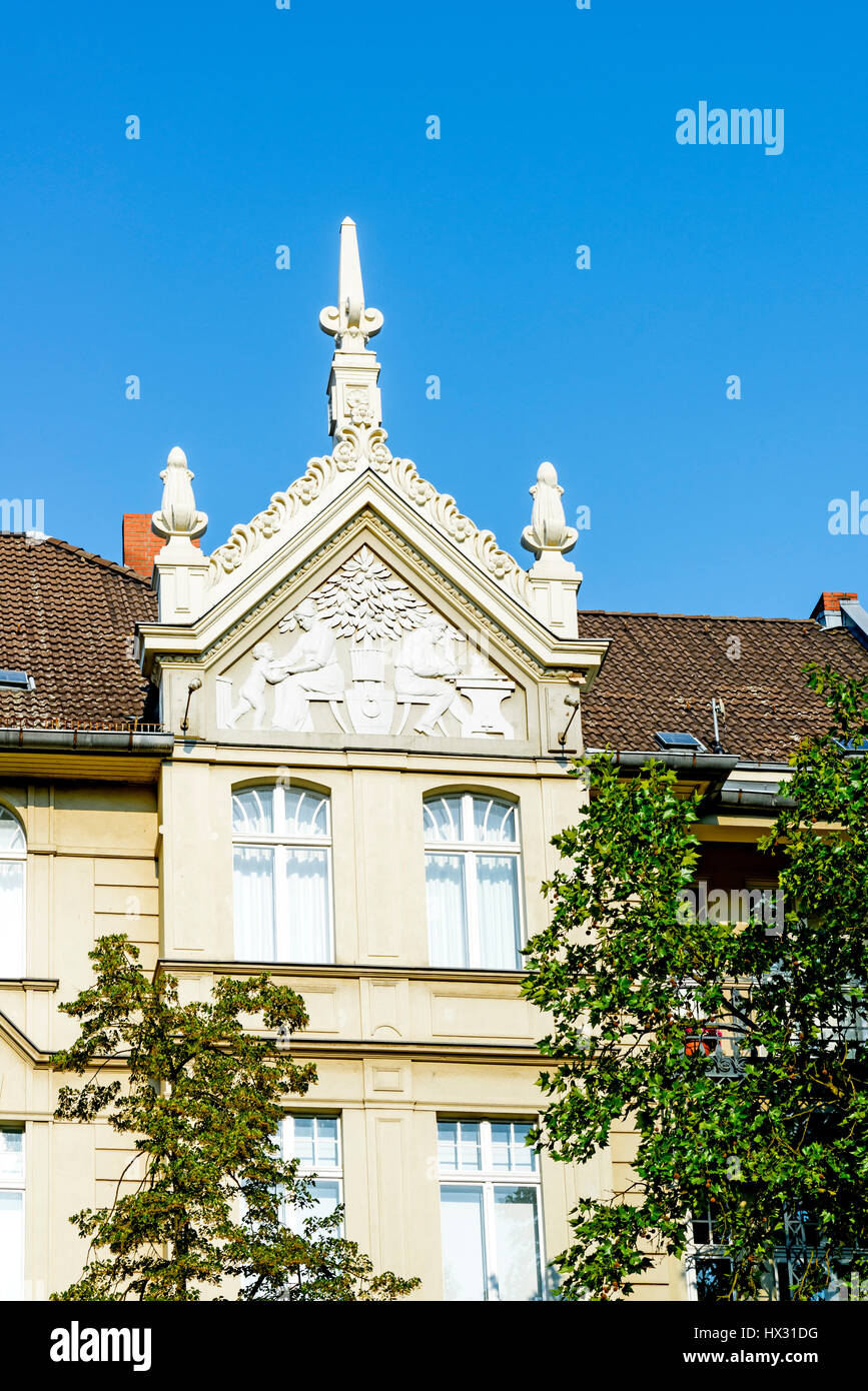 Fassade und Giebel eines Wohnhauses an der Fasanenstraße, Berlino Foto Stock