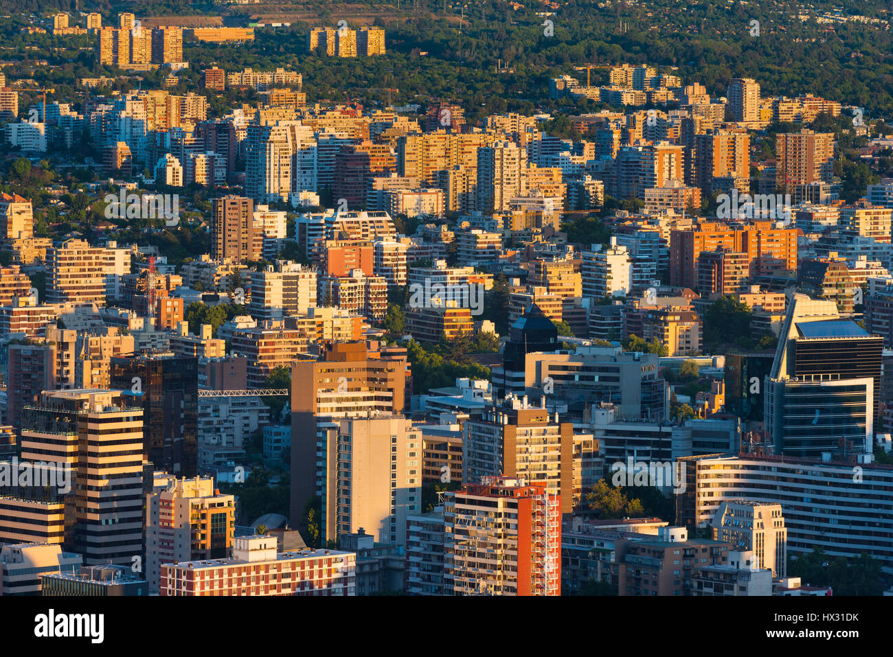 Vista di edifici al quartiere Providencia, la parte più densa della città con la zona residenziale e edifici per uffici, Santiago de Cile Foto Stock