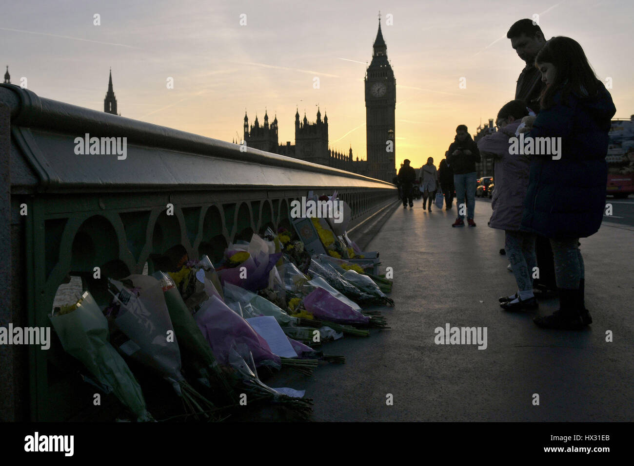 Fiori sul ponte di Westminster, Londra come due ulteriori 'arresti significativi' sono stati fatti in relazione con l'attacco di Westminster, la polizia ha detto. Foto Stock
