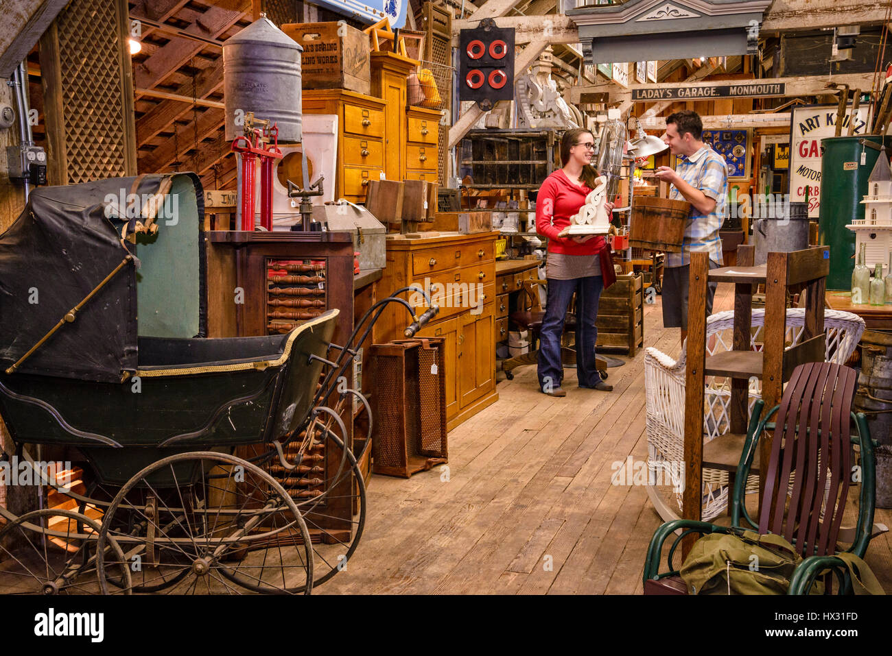 Giovane adulto giovane shopping presso Aurora mulini di recupero architettonico in Aurora, Oregon. Foto Stock