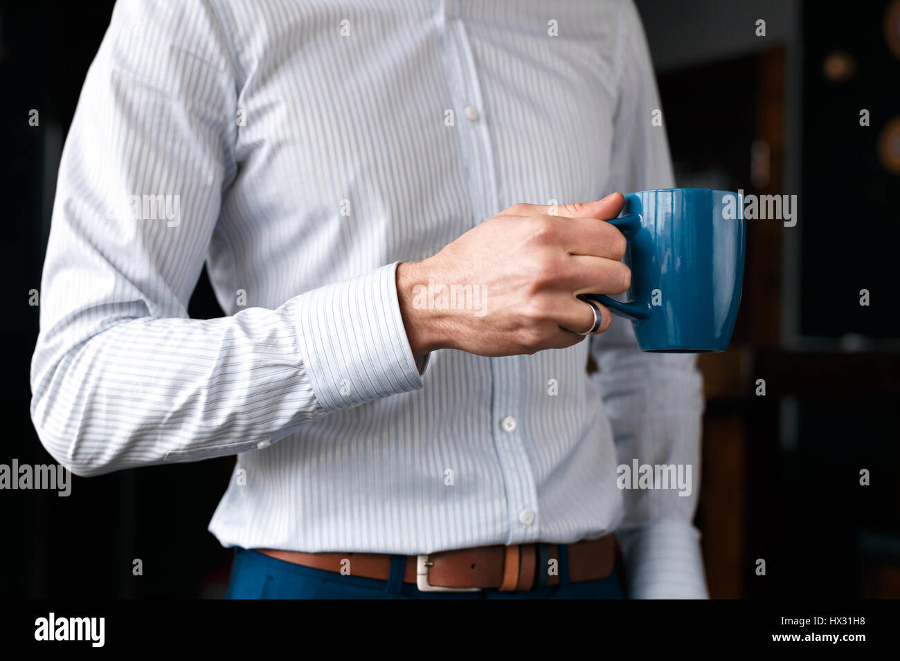 In prossimità di una mano businessmans con una tazza di caffè Foto Stock