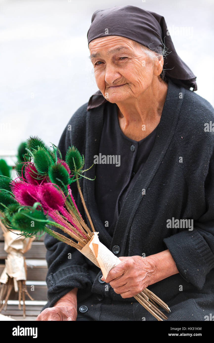 Signora anziana che vendono fiori a Tbilisi, Georgia Foto Stock