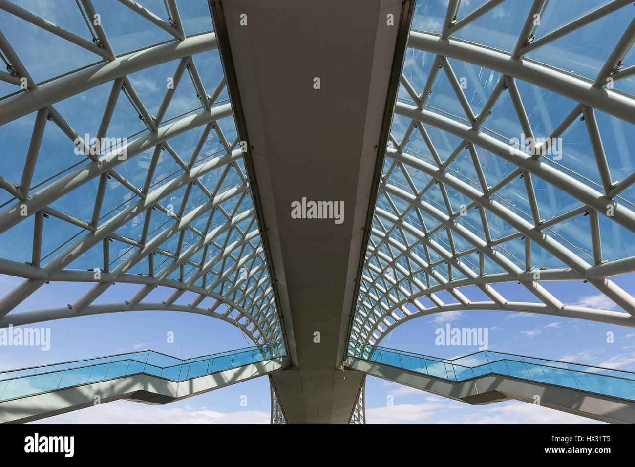 Ponte di Pace oltre il fiume Mtkvari a Tbilisi, Georgia. Foto Stock