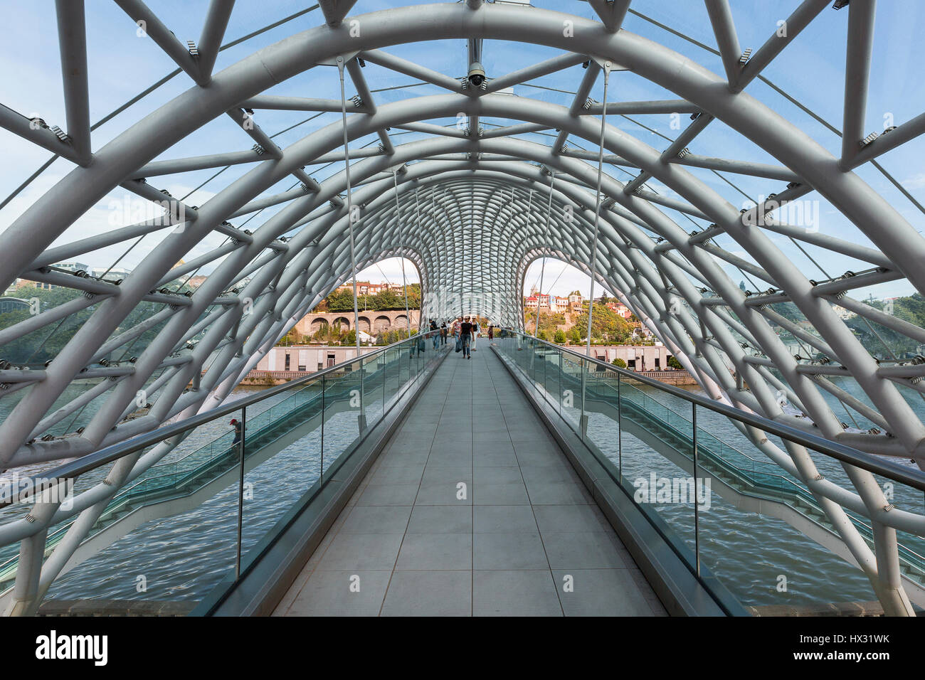 Ponte di Pace oltre il fiume Mtkvari a Tbilisi, Georgia. Foto Stock