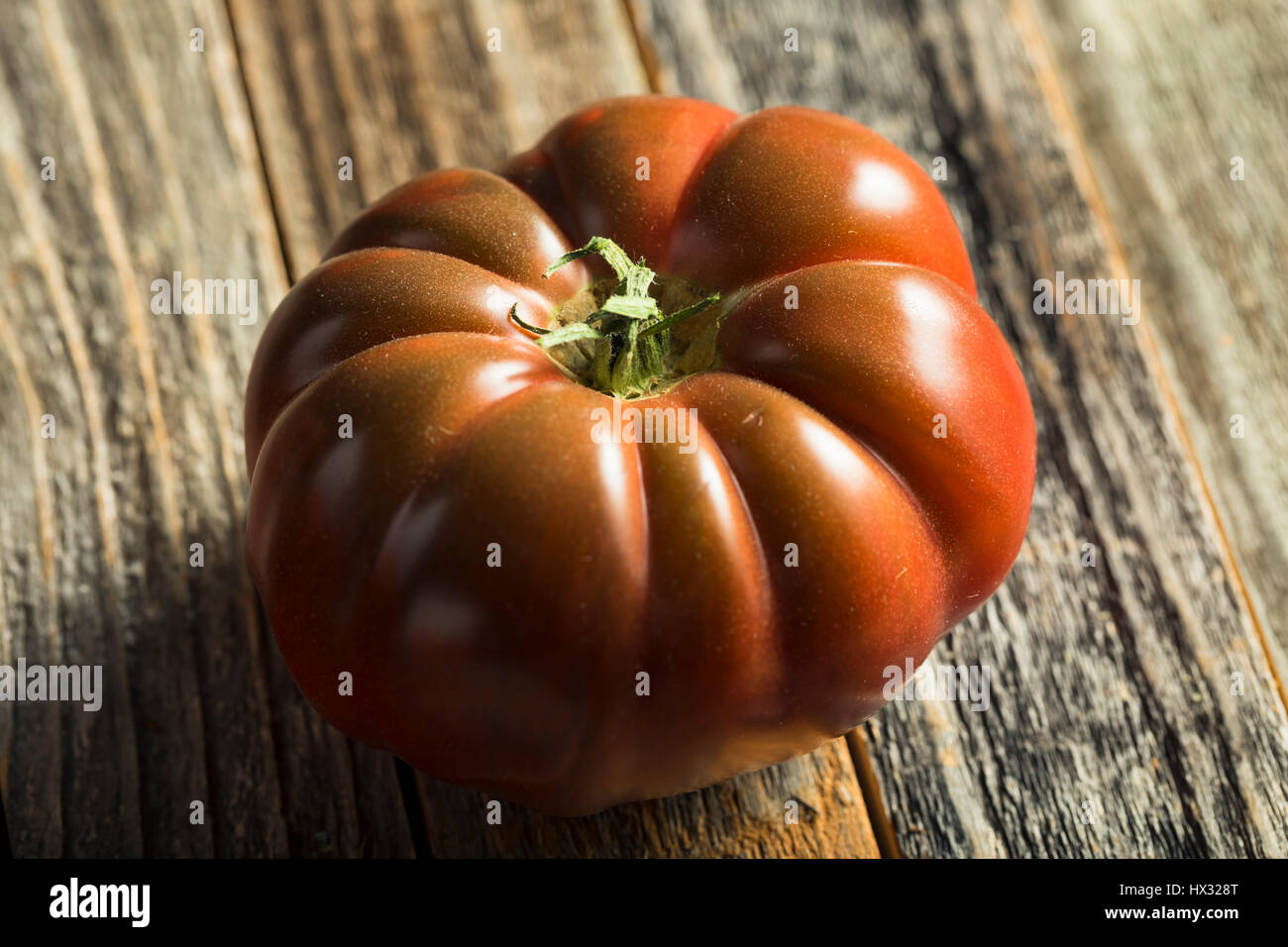 Materie organiche e rosso marrone cimelio di pomodori freschi della vite Foto Stock