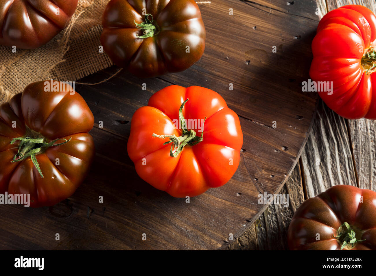 Materie organiche e rosso marrone cimelio di pomodori freschi della vite Foto Stock