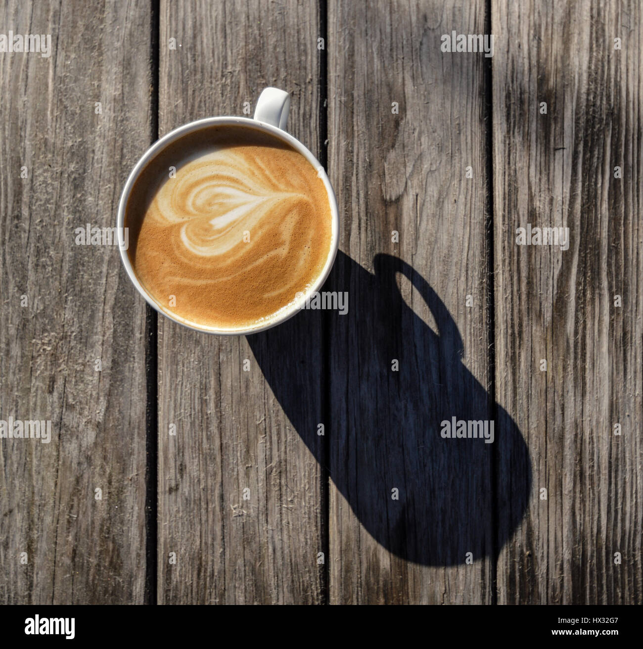 Tazza di caffè sullo sfondo di legno Foto Stock