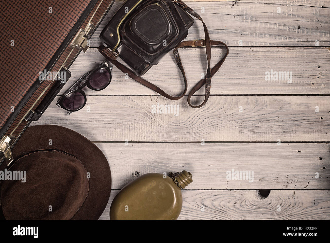 Uomo di hat e retrò accessori per viaggiare su un dipinto di bianco di superficie in legno Foto Stock