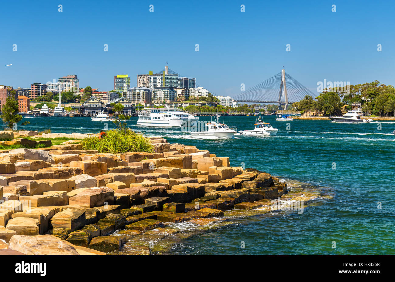 Barche nel porto di Sydney come visto dal molo di Barangaroo Parco Riserva Foto Stock