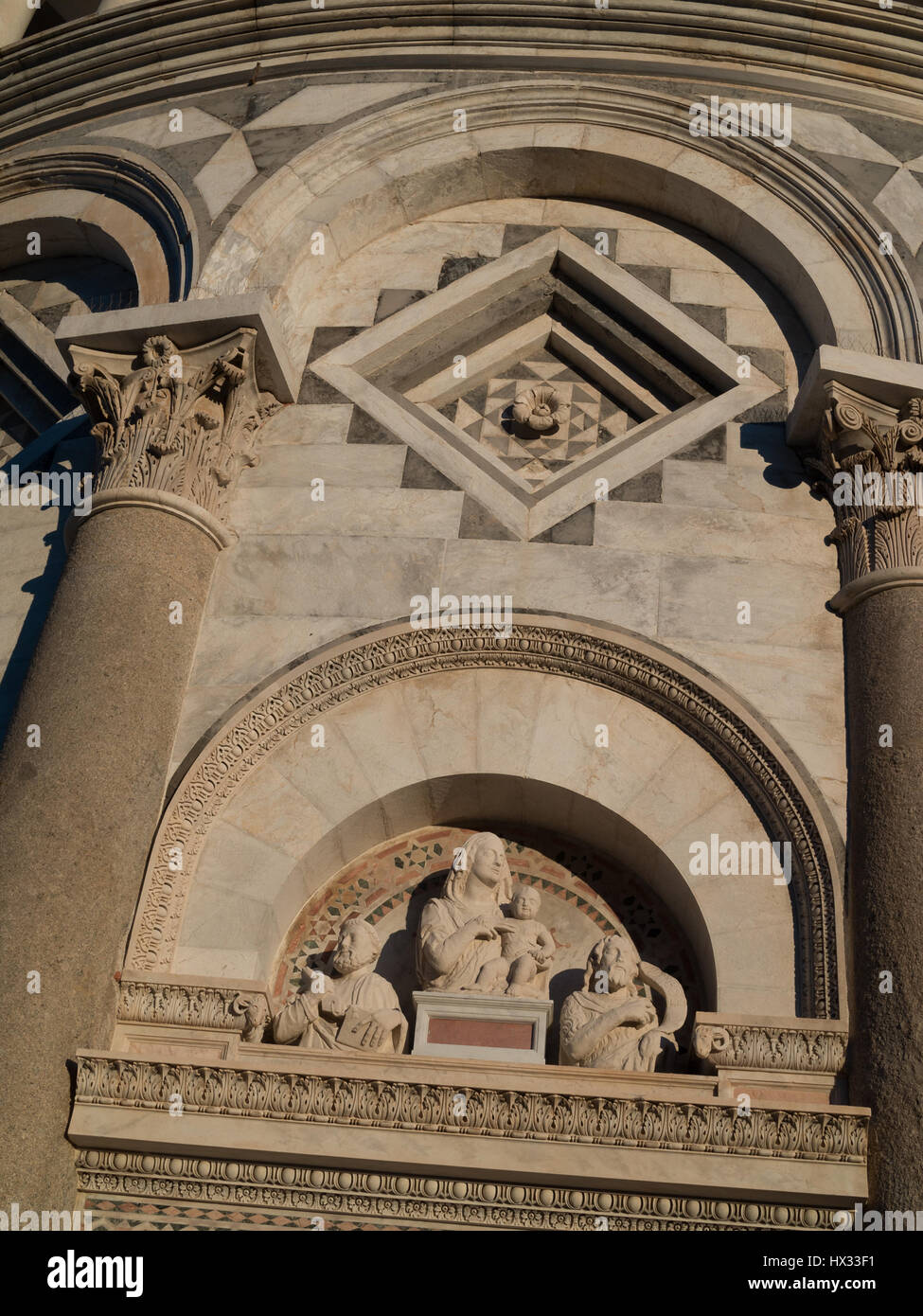 Il carving i dettagli dalla Torre di Pisa Foto Stock