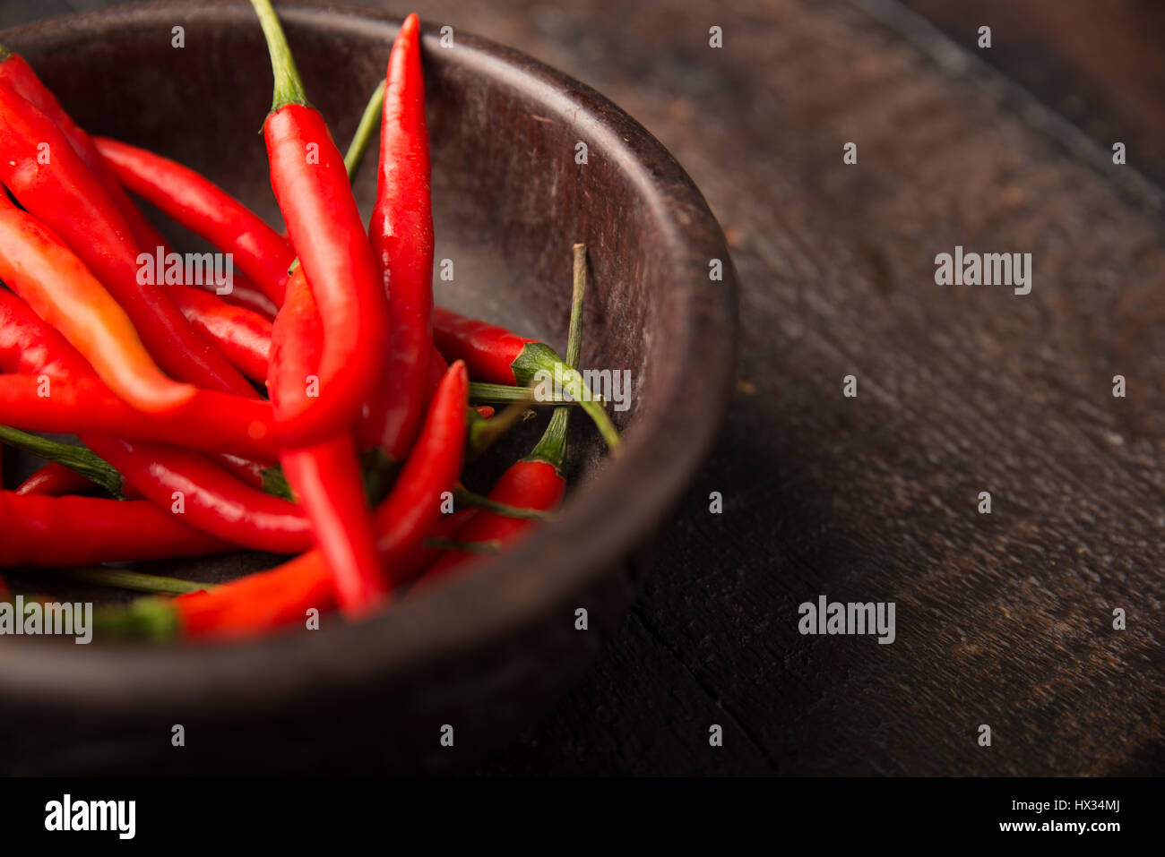 Il Peperoncino su sfondo di legno Foto Stock