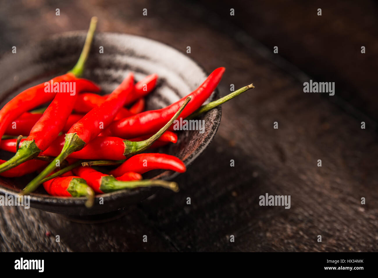 Il Peperoncino su sfondo di legno Foto Stock
