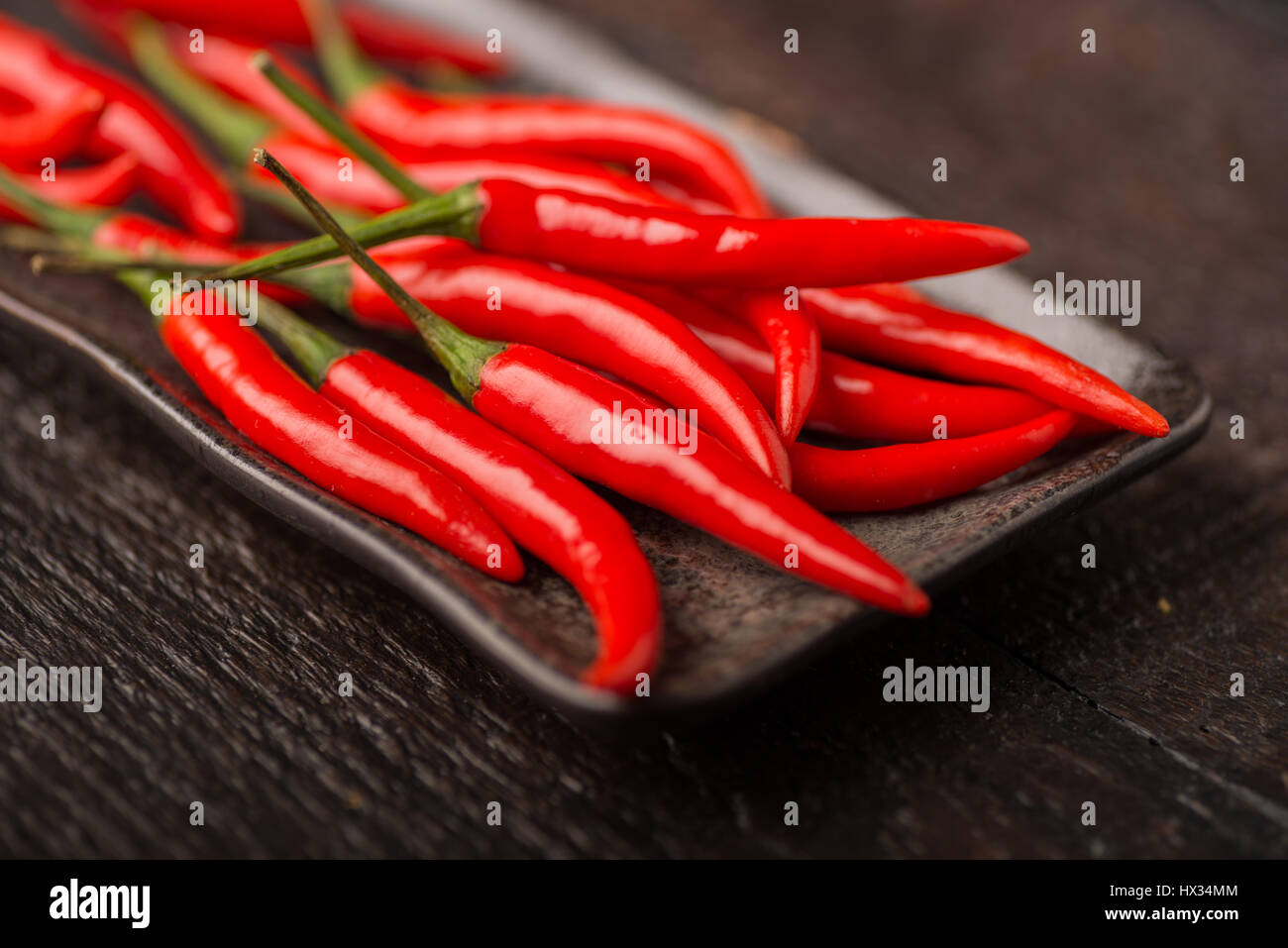 Il Peperoncino su sfondo di legno Foto Stock