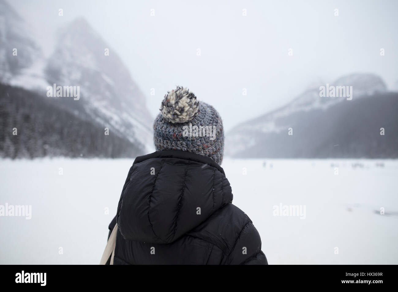 BANFF, Alberta, Canada - 30 Gennaio 2017: un turista guarda al congelato il Fiume Bow, vicino all'Hotel Banff Springs. ( Ryan Carter ) Foto Stock