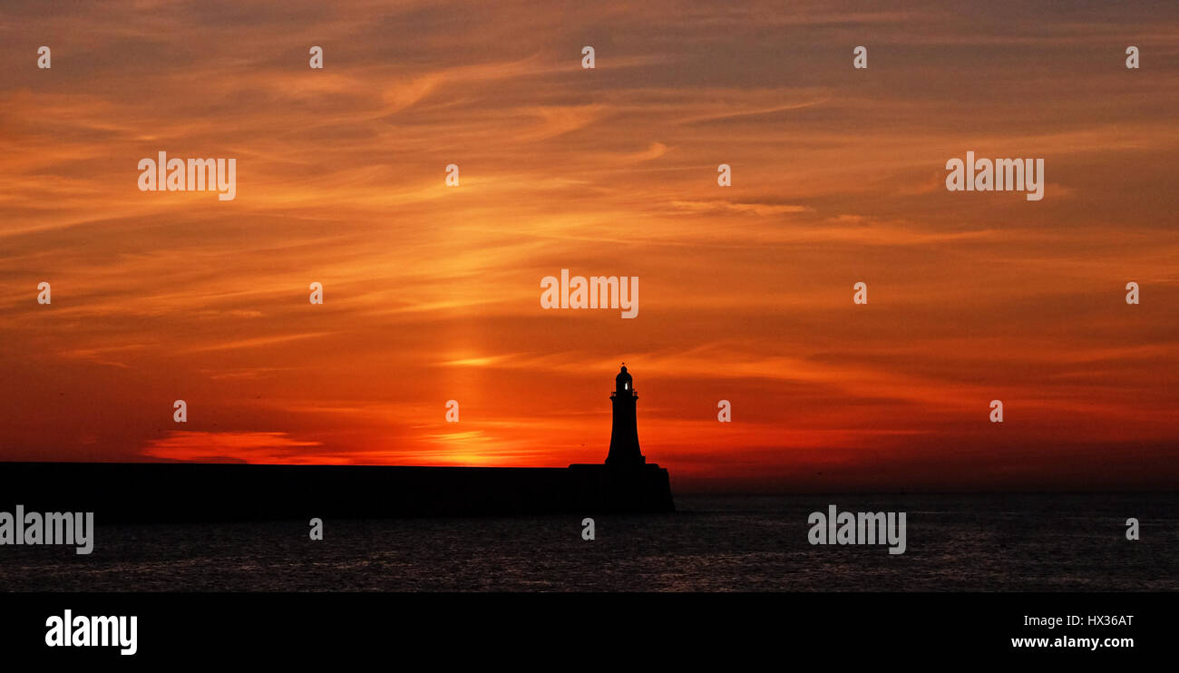 Il sole sorge su faro di Tynemouth a Tyne and Wear sull'ultimo giorno prima che gli orologi di andare avanti. Foto Stock