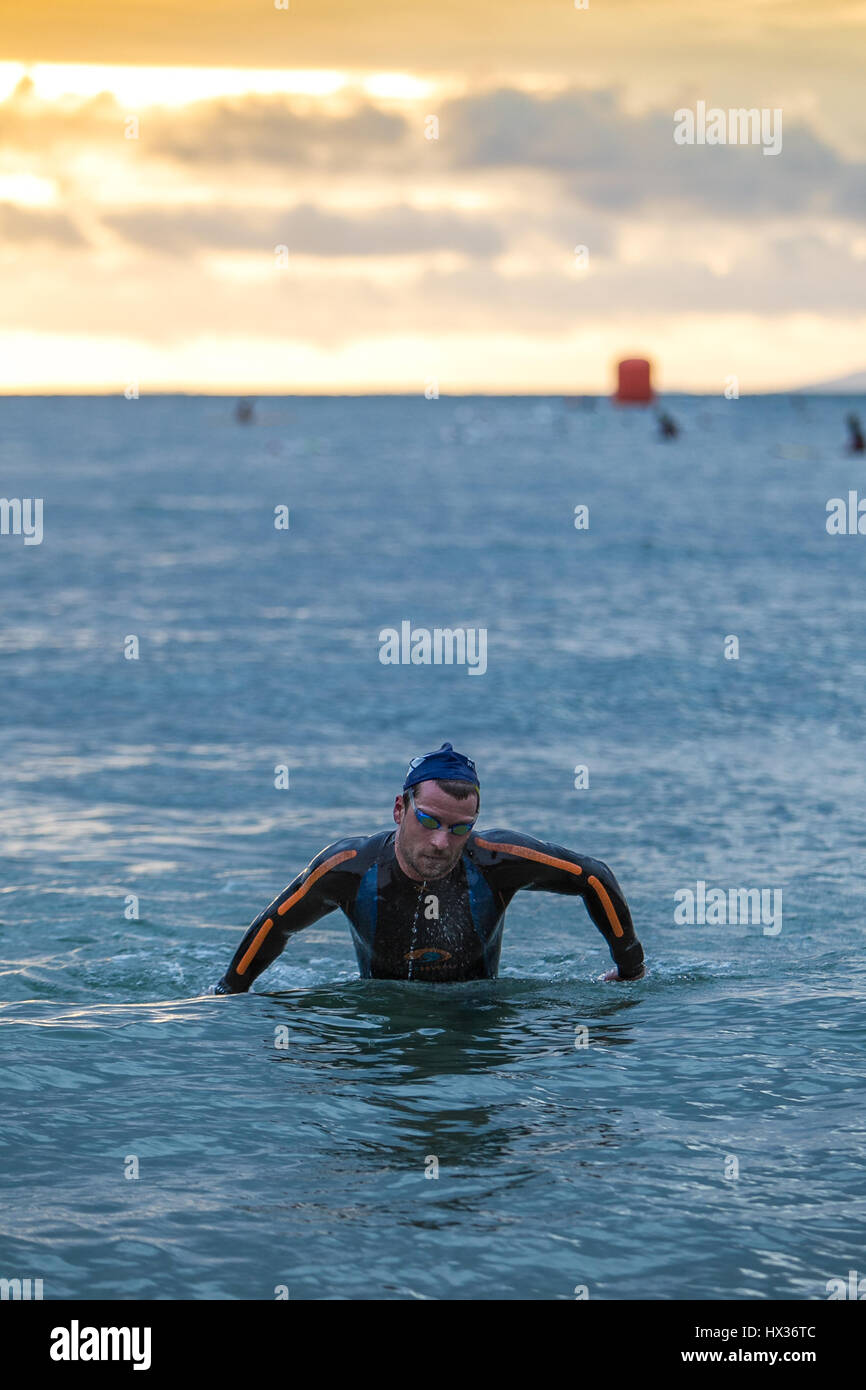 Le persone prendono parte a Ironman Galles, 2015, Tenby, Pembrokeshire, Wales, Regno Unito Foto Stock