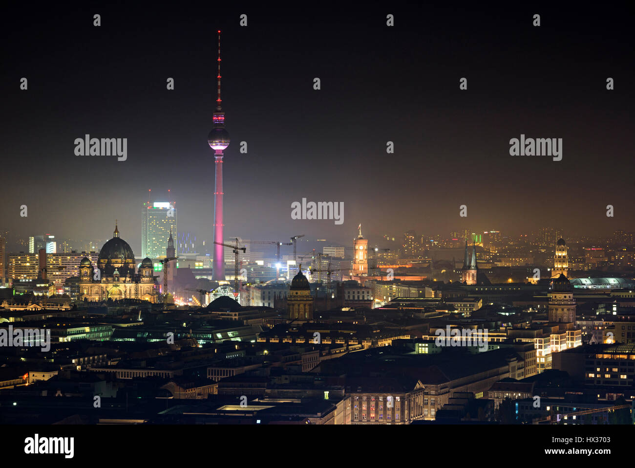 Berlino di notte skyline. Vista sulla città, con la torre della TV, Rosso Municipio, la cattedrale, Cattedrale francese e tedesco cattedrale. Berlino, Germania Foto Stock