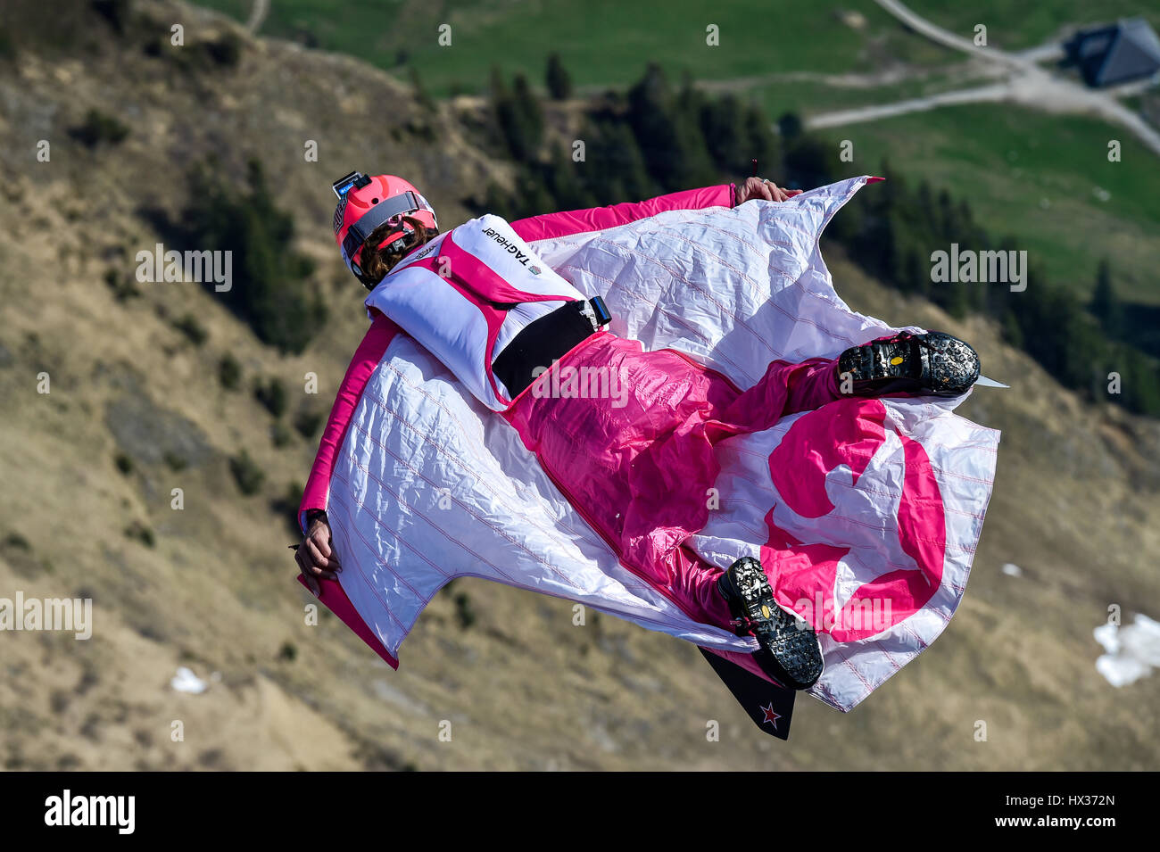 Ponticello di base volare con wingsuit in aria, salto dal Monte Pilatus, Lucerna, Svizzera Foto Stock
