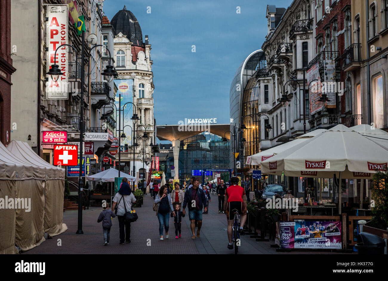 Stawowa strada pedonale nel centro della città di Katowice, il centro della metropoli di Slesia nel sud-ovest della Polonia. Stazione ferroviaria sullo sfondo Foto Stock