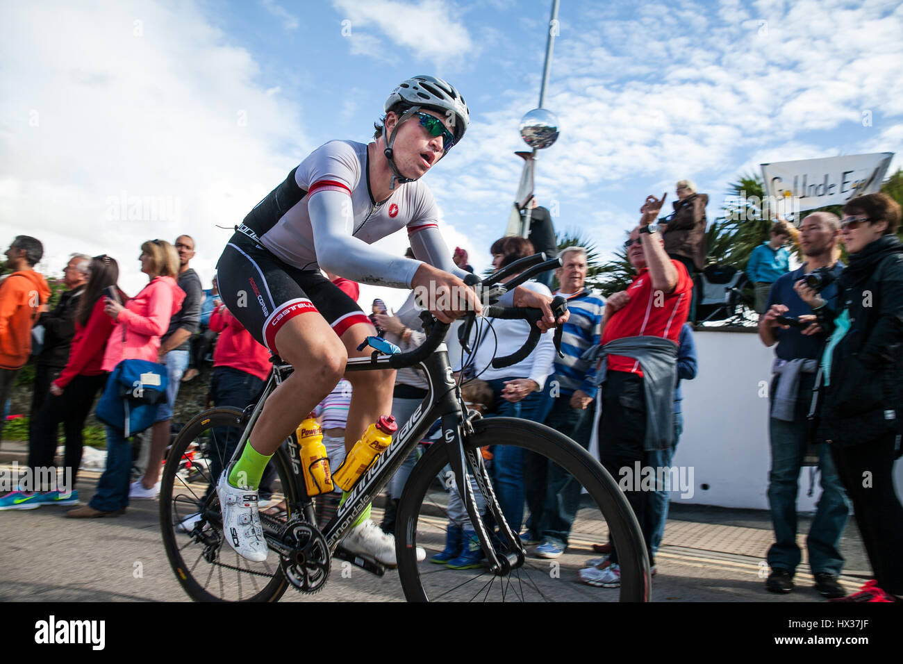 Le persone prendono parte a Ironman Galles, 2015, Tenby, Pembrokshire, Wales, Regno Unito Foto Stock