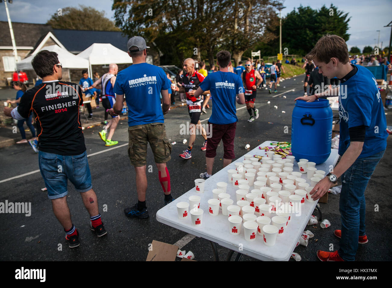 I volontari a Ironman Galles, 2015, Tenby, Pembrokshire, Wales, Regno Unito Foto Stock